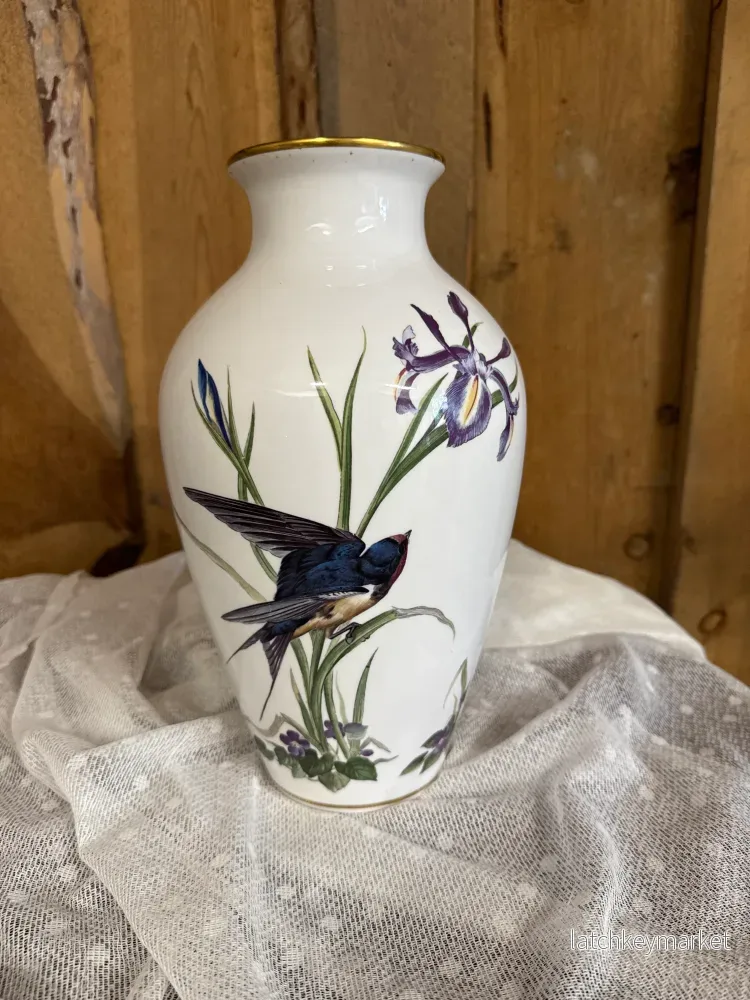 Vas / urna Franklin Porcelain – The Meadowland Bird Vase av Basil Ede Vas / urna Franklin Porcelain – The Meadowland Bird Vase av Basil Ede