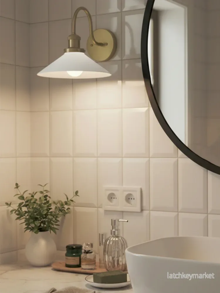 Vägglampa August Borstad Mässing IP23