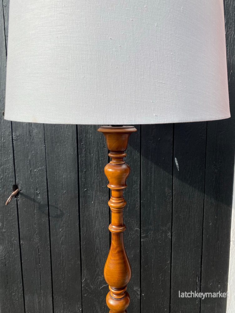 Golvlampa med svarvad fot i mörkt trä - Bild 3