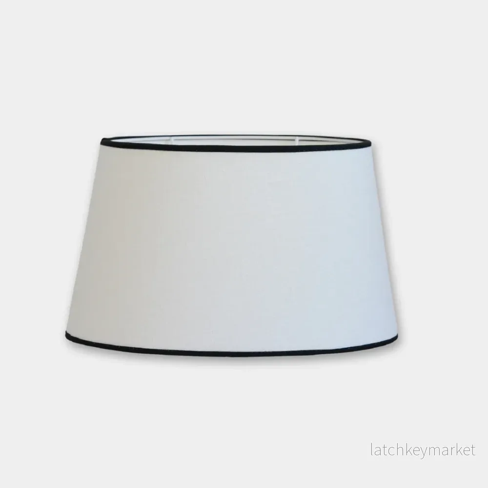 Carolin Lampskärm Vit med svart band D25 cm Carolin Lampskärm Vit med svart band D25 cm